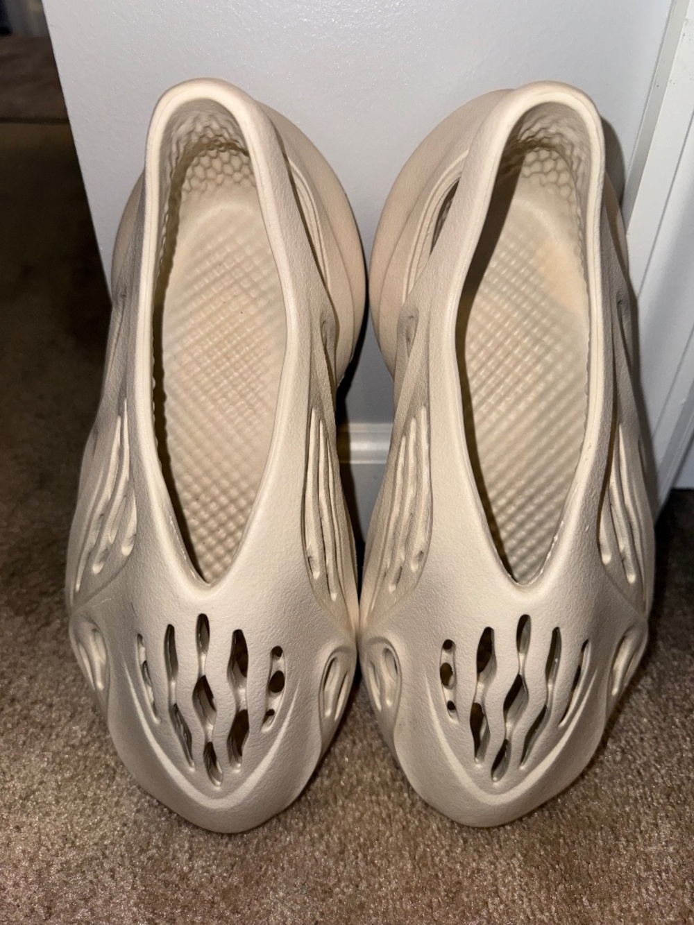 Adidas YEEZY foam RNNR Mens 6 Sand